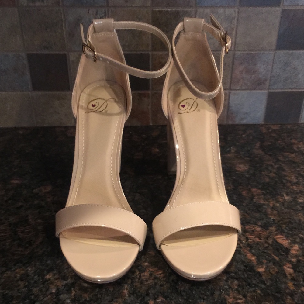 NWOT Heart In D Nude Sandals-7.5